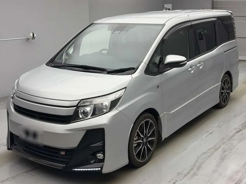 Toyota Noah SI GR SPORT  обзор комплектаций · 2018 – Außenansicht (Auktionsfoto)