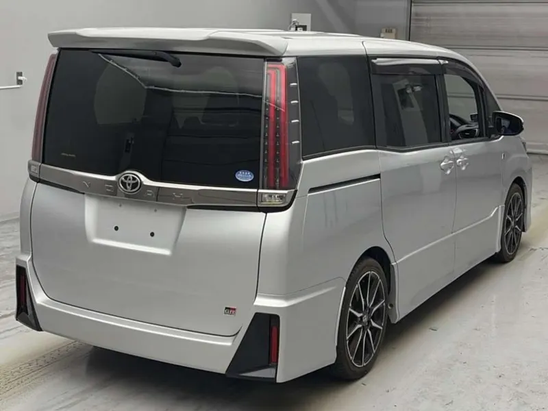Toyota Noah SI GR SPORT  обзор комплектаций · 2018 – Weitere Ansicht (Auktionsfoto)