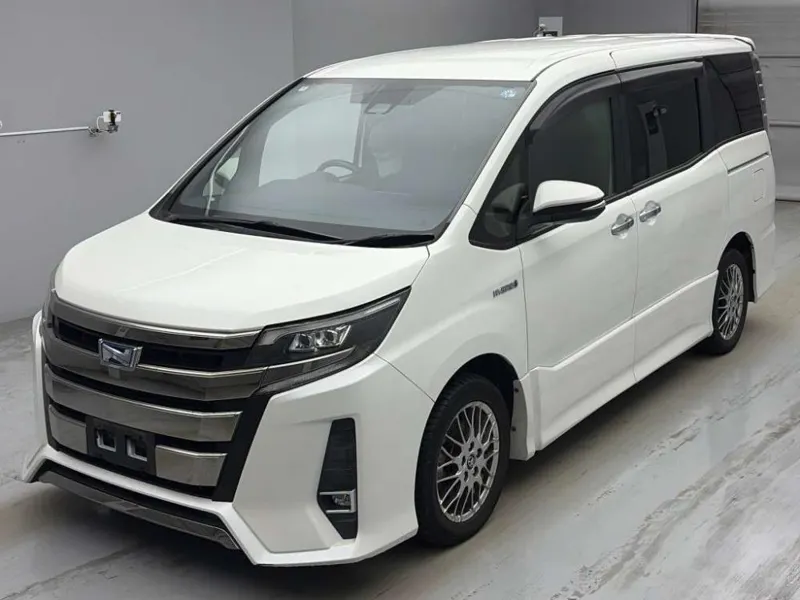 Toyota Noah HV Si WxB  обзор комплектаций · 2018 – Außenansicht (Auktionsfoto)