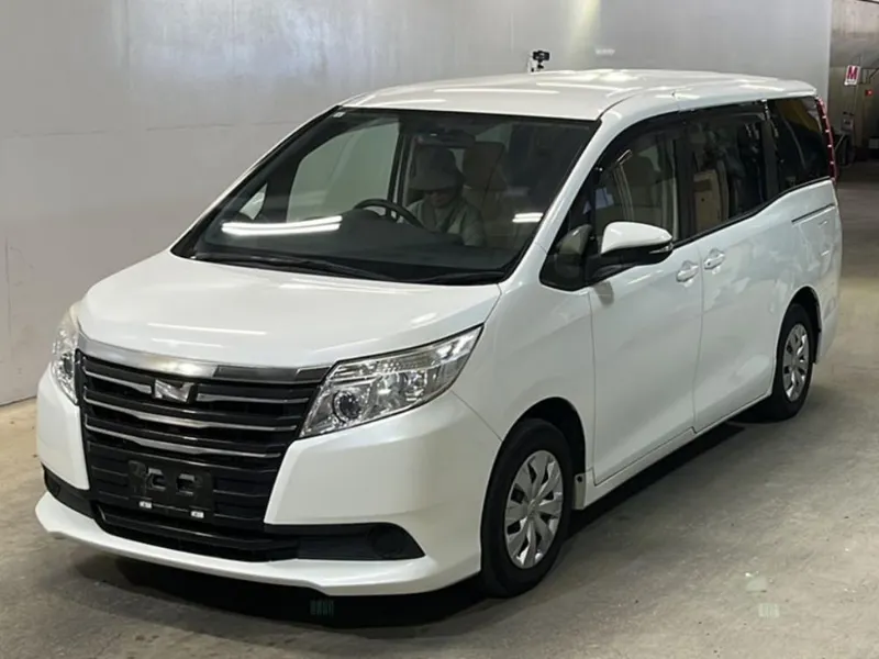 Toyota Noah X · 2015 – Außenansicht (Auktionsfoto)
