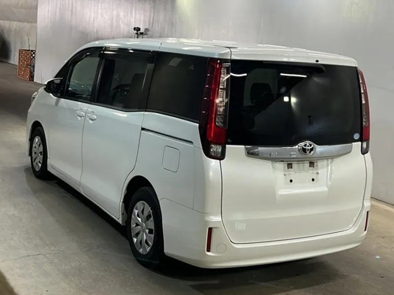 Toyota Noah X · 2015 – Weitere Ansicht (Auktionsfoto)