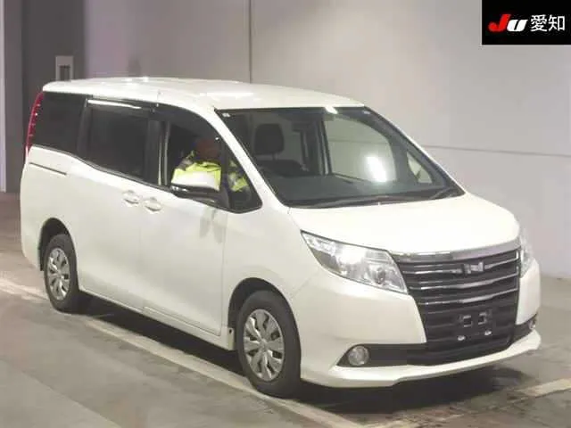 Toyota Noah XTI LIGHT PLUS 4WD · 2015 – Außenansicht (Auktionsfoto)