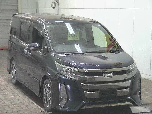 Toyota Noah Si WxB  обзор комплектаций · 2018 – Außenansicht (Auktionsfoto)