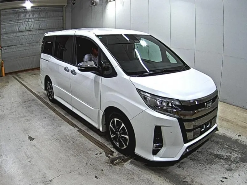 Toyota Noah SI DOUBLE BAI BE . · 2021 – Außenansicht (Auktionsfoto)