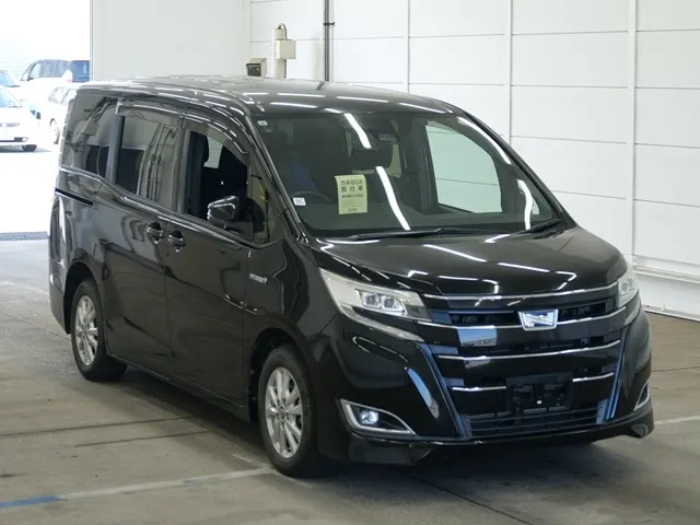 Toyota Noah G  обзор комплектаций · 2017 – Außenansicht (Auktionsfoto)