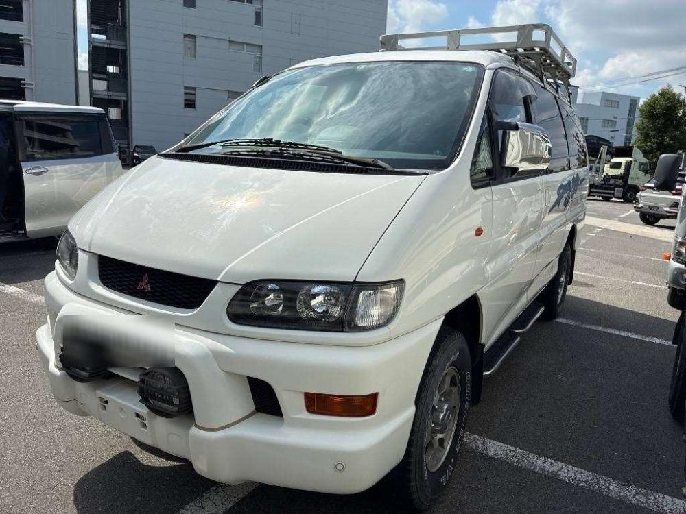 Mitsubishi DELICA SPACE GEAR SUPER EXCEED CRYSTAL 4WD · 2001 – Außenansicht (Auktionsfoto)