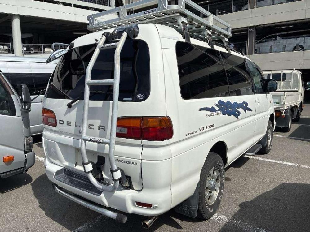 Mitsubishi DELICA SPACE GEAR SUPER EXCEED CRYSTAL 4WD · 2001 – Weitere Ansicht (Auktionsfoto)