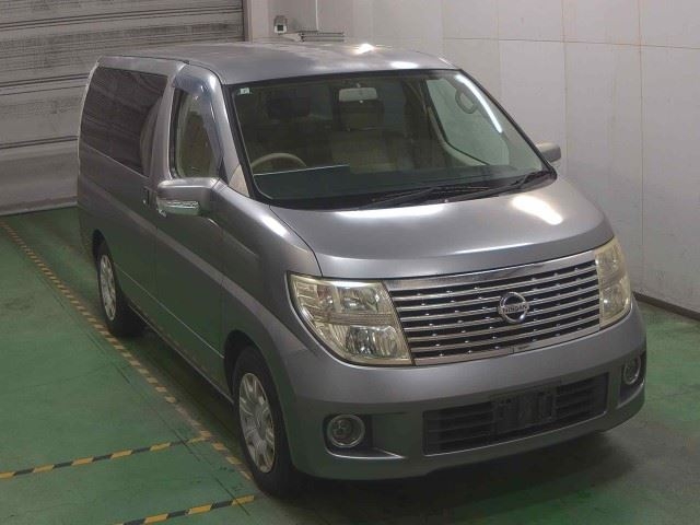 Nissan ELGRAND 4WD 2.5V · 2005 – Außenansicht (Auktionsfoto)