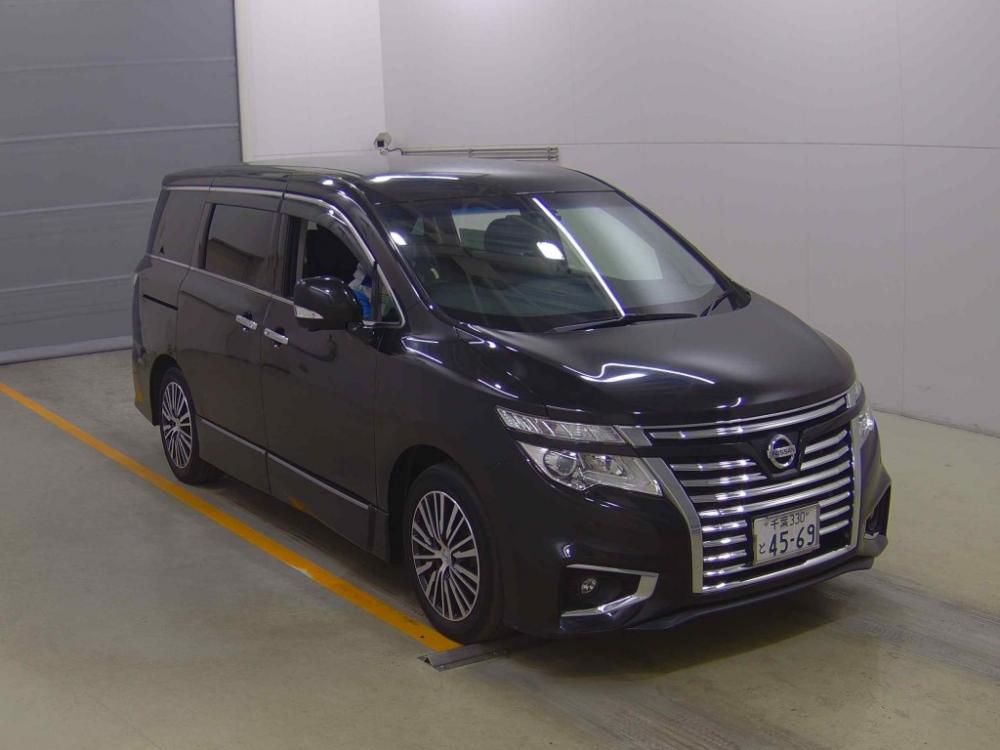 Nissan ELGRAND 350 HIGHWAY STAR · 2018 – Außenansicht (Auktionsfoto)