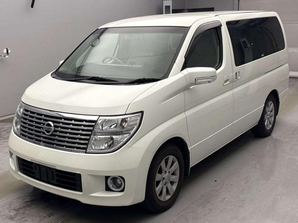 Nissan ELGRAND X 4WD · 2005 – Außenansicht (Auktionsfoto)