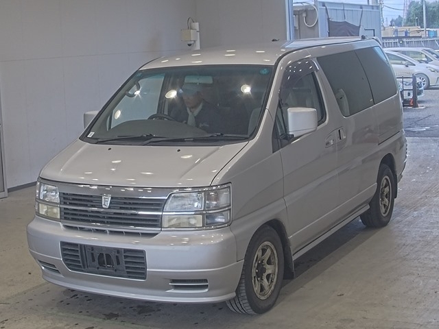 Nissan ELGRAND 4WD · 2000 – Außenansicht (Auktionsfoto)