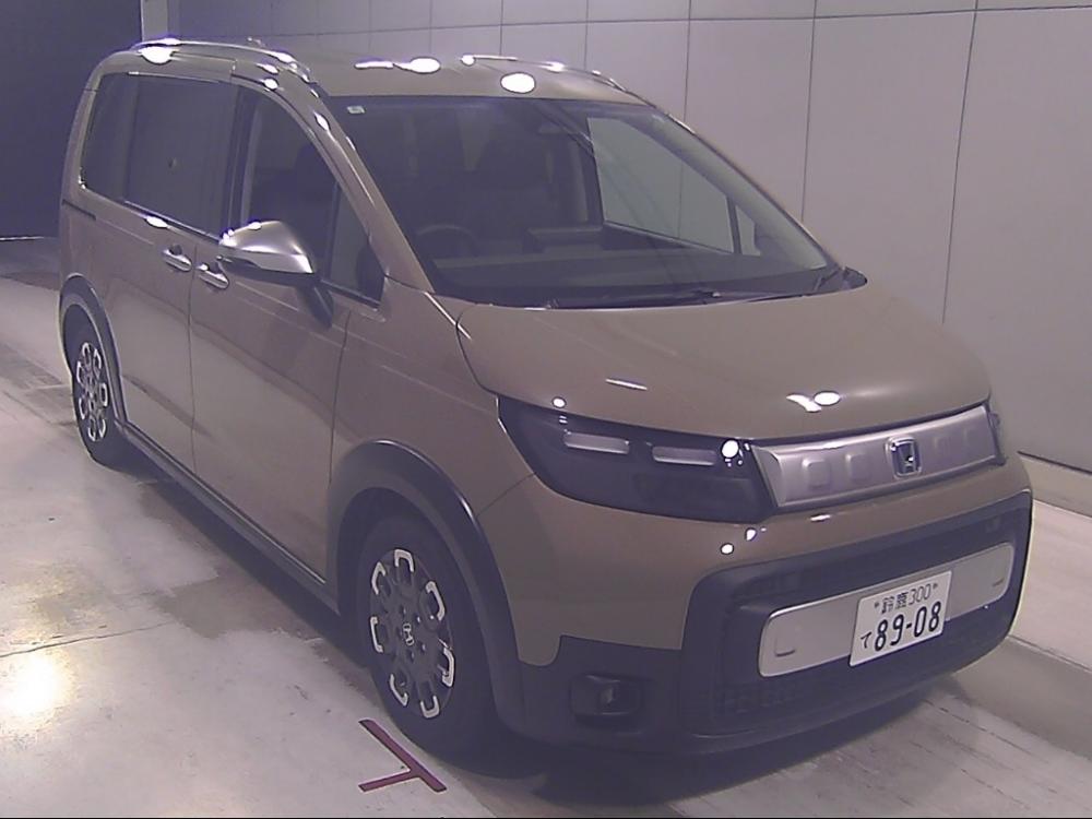 Honda FREED E:HEV CROSS MANY -5 PERSON · 2024 – Außenansicht (Auktionsfoto)